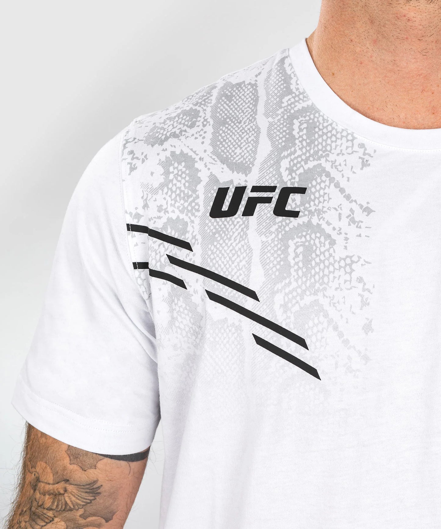 UFC ADRENALINE BY VENUM REPLICA MEN’S SHORT-SLEEVE T-SHIRT - WHITE